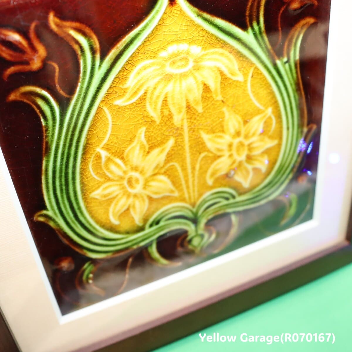 19世紀末から20世紀初頭にかけてヨーロッパで制作されたと考えられる装飾用の陶製タイル を後年に額装したアンティーク作品_アップ左上から