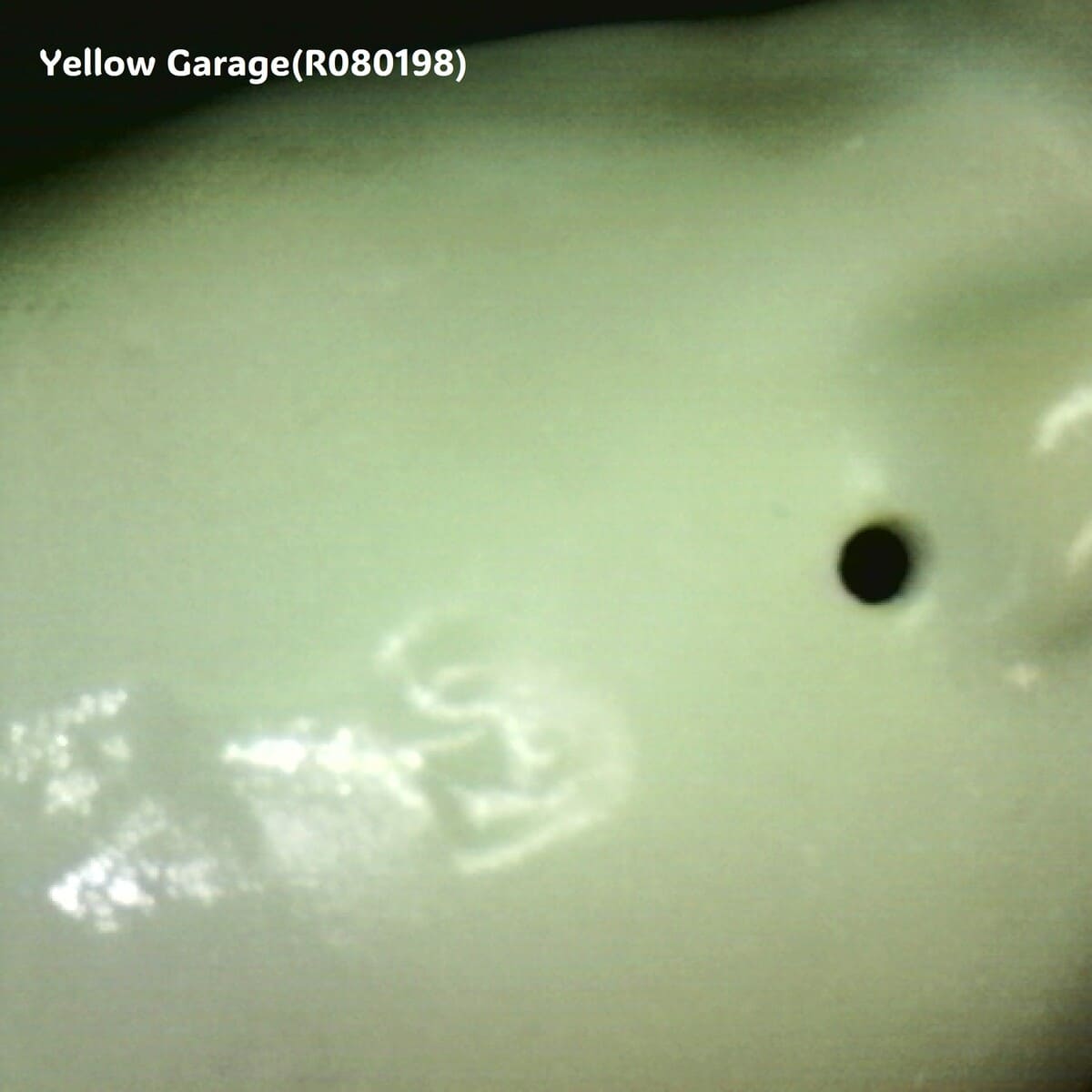 精緻な手仕事で仕上げられた陶器製ブルドッグのアンティークフィギュリン_おなかアップ