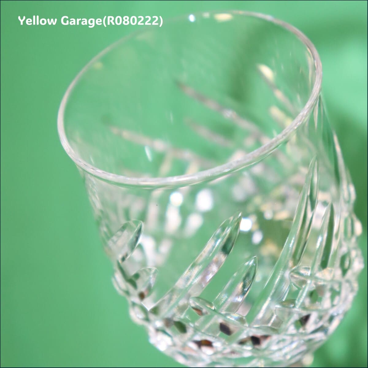 美しいカットが施されたアンティークのクリスタルワイングラス_アップ左上から