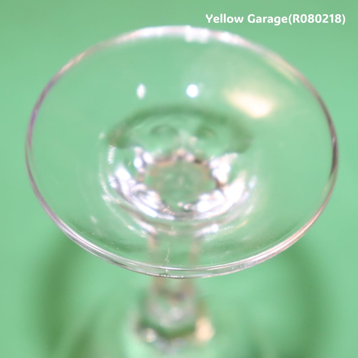 繊細なスズランと葉の文様がエッチングで施された脚付きの小さなグラス2客セット_底