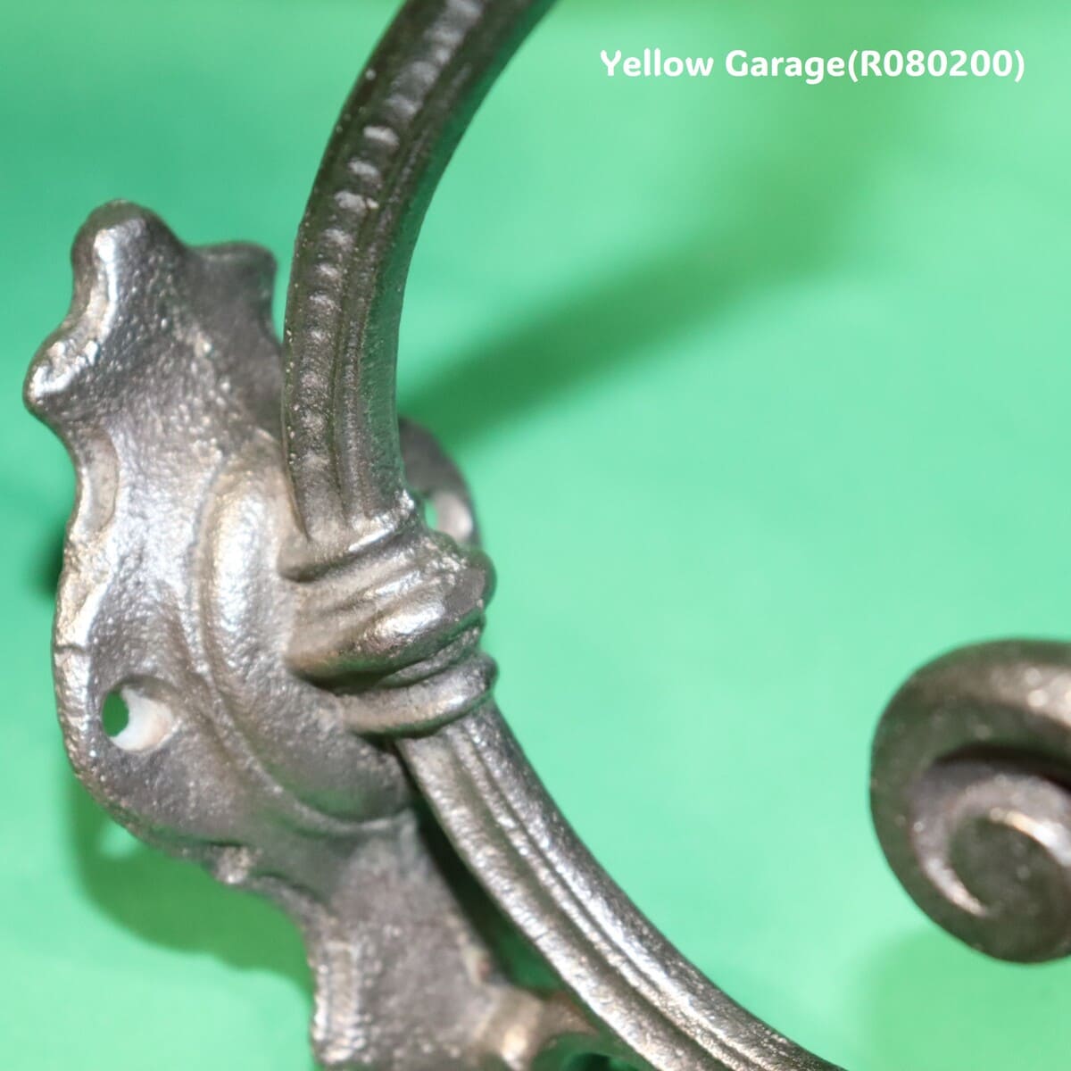 19世紀末から20世紀初頭にかけてヨーロッパの家庭玄関で実際に使われていたアンティークの壁付けフック_取り付け部超アップ左