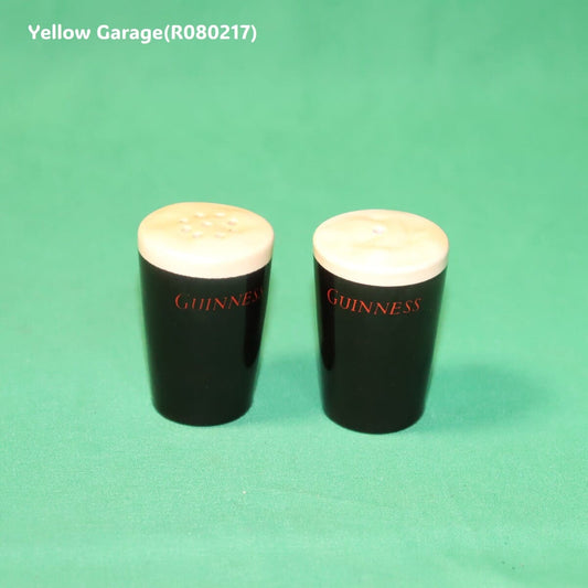 アイルランドを代表するスタウトビールGuinness。その象徴である「泡の乗ったパイントグラス」を忠実に再現したミニチュアの塩・コショウ入れ_全体