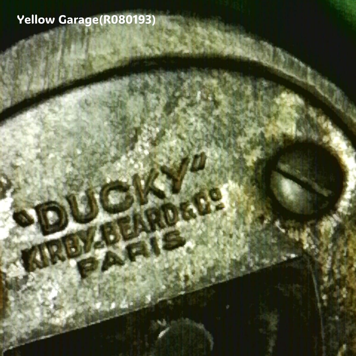 フランス・パリの老舗金物商 KIRBY, BEARD & Co. によって製作されたアヒル(DUCK)をモチーフにした真鍮製ヴィンテージ・ボトルオープナー_底顕微鏡