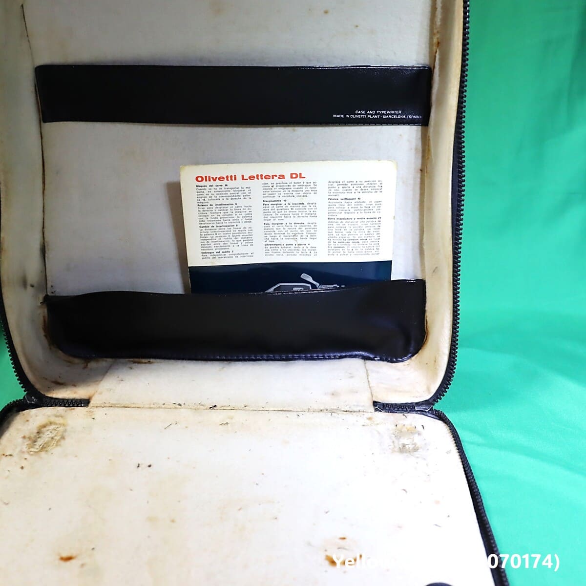 イタリアが誇る工業デザインブランド Olivetti がスペイン工場(Hispano Olivetti)で製造したポータブルタイプライター「Lettera DL」_ケースと取説