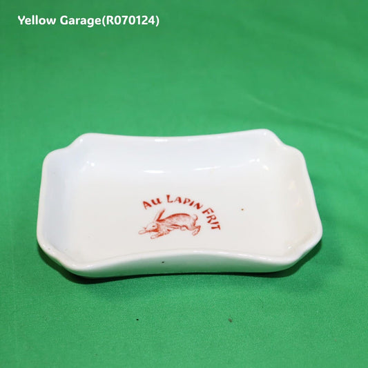 AU LAPIN FRIT(揚げウサギ)のロゴと可愛らしいウサギのイラストが特徴的_全体