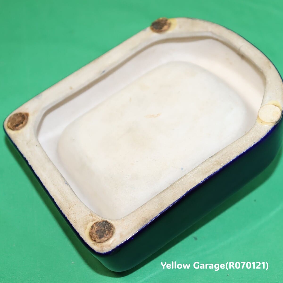 オランダの電機メーカーPHILIPS(フィリップス)のロゴとスローガン「C'EST PLUS SÛR(それはより安全)」が刻まれた深い青の美しい陶器製灰皿_裏斜め反対