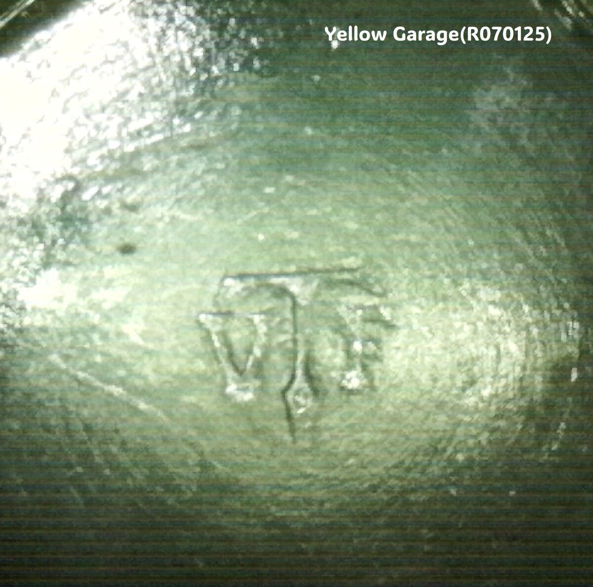 フランスのビター系アペリティフ「SUZE(スーズ)」のロゴが全面にあしらわれたヴィンテージガラス灰皿_顕微鏡