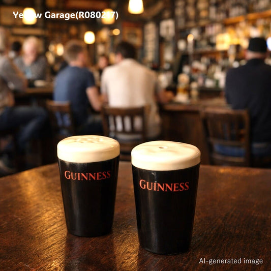アイルランドを代表するスタウトビールGuinness。その象徴である「泡の乗ったパイントグラス」を忠実に再現したミニチュアの塩・コショウ入れ＿AI