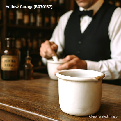 少量の薬品や軟膏の調合液体の計量に使われていたビーカー型の陶器容器‗AI