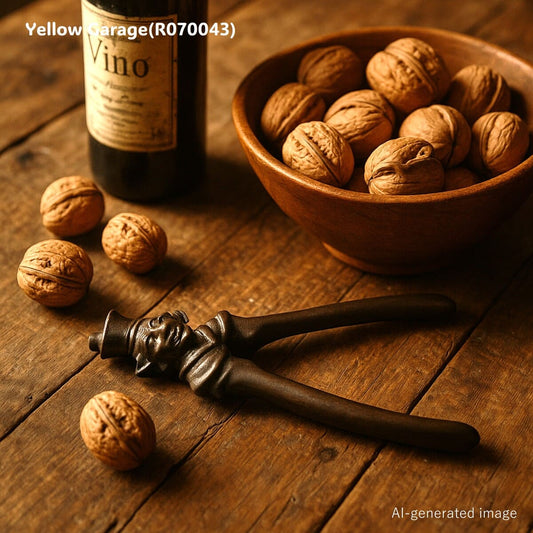 アンティーク鉄製ナッツクラッカー／人物モチーフ（王様または道化師デザイン）