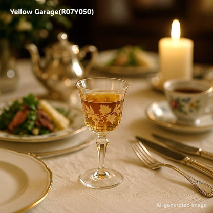 繊細な葡萄文様が浮かび上がる、優美なステムグラス
静かな食卓を彩る一品ですAI