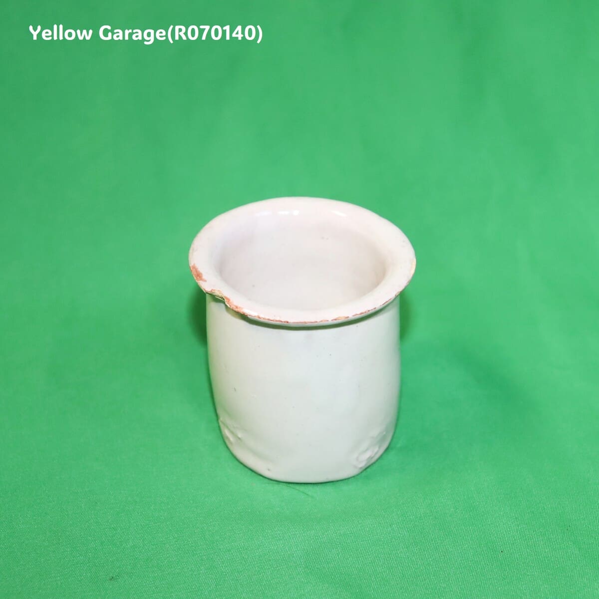 この小さな白釉の陶器容器は、手づくりならではの柔らかなゆらぎと経年による風合いが魅力のアンティークアイテムです_正面