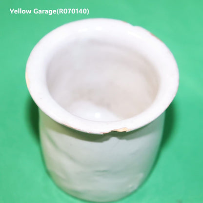 この小さな白釉の陶器容器は、手づくりならではの柔らかなゆらぎと経年による風合いが魅力のアンティークアイテムです_手前上から