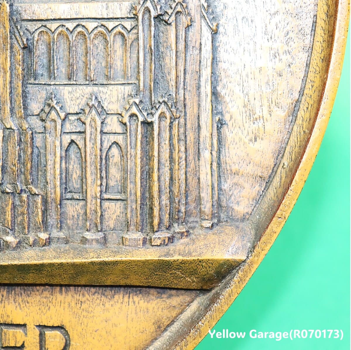 英国を代表するゴシック大聖堂ヨーク・ミンスター（York Minster） をモチーフに制作された木製・円形の壁掛け装飾パネル＿正面右下アップ