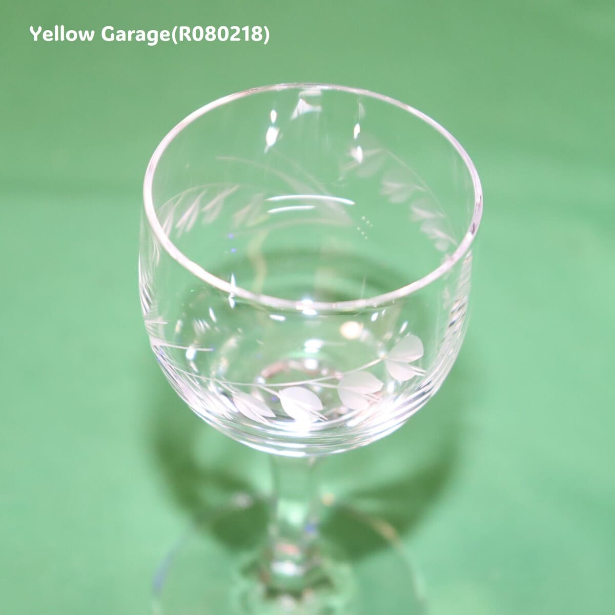 繊細なスズランと葉の文様がエッチングで施された脚付きの小さなグラス2客セット＿口アップ