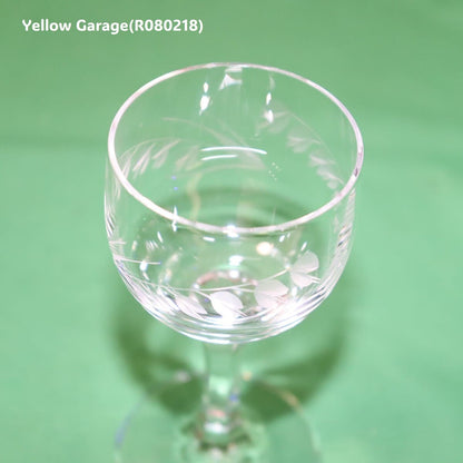 繊細なスズランと葉の文様がエッチングで施された脚付きの小さなグラス2客セット＿口アップ