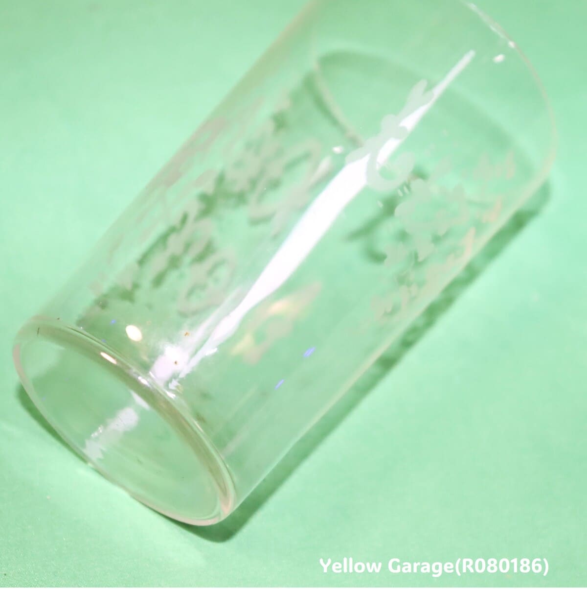 側面に “DEAR MOTHER”反対側に “LIZZIE” の文字がエッチングされたアンティークグラス_口右上アップ