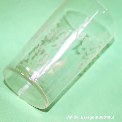 側面に “DEAR MOTHER”反対側に “LIZZIE” の文字がエッチングされたアンティークグラス_口右上アップ