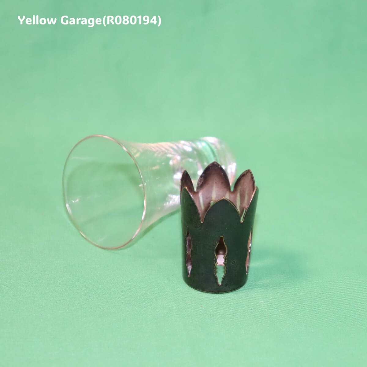 透明感のあるガラスにシルバー調の袴（はかま）を合わせた趣深いアンティークグラス4個セット_クラス寝ている