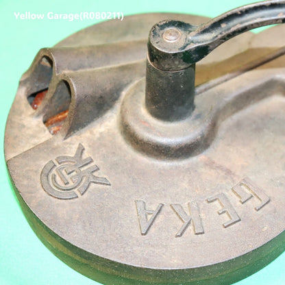 鋳鉄製の重厚な本体に手廻しハンドルとテーブル固定用クランプを備えたアンティークのグリーンビーンカッター（野菜裁断機）＿アップ左下