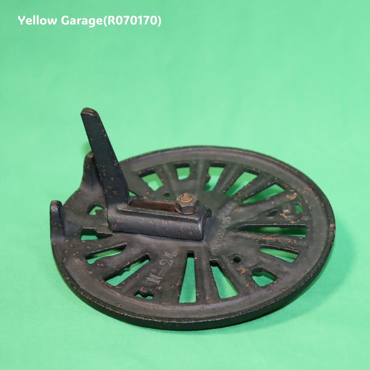 19世紀末から20世紀初頭のヨーロッパで使用されていたと考えられる鋳鉄製の暖炉アクセサリー＿足左上