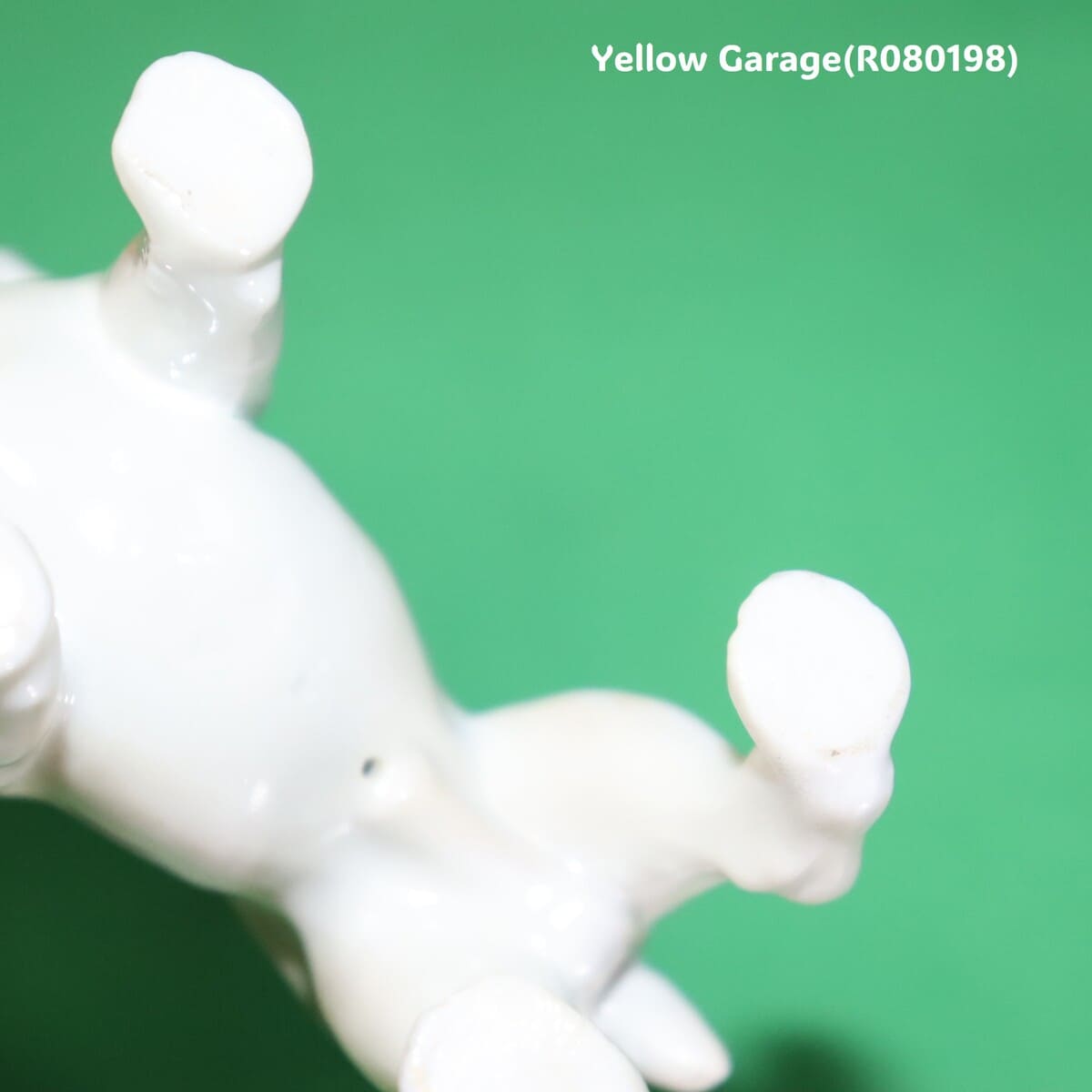 精緻な手仕事で仕上げられた陶器製ブルドッグのアンティークフィギュリン_おなか左上