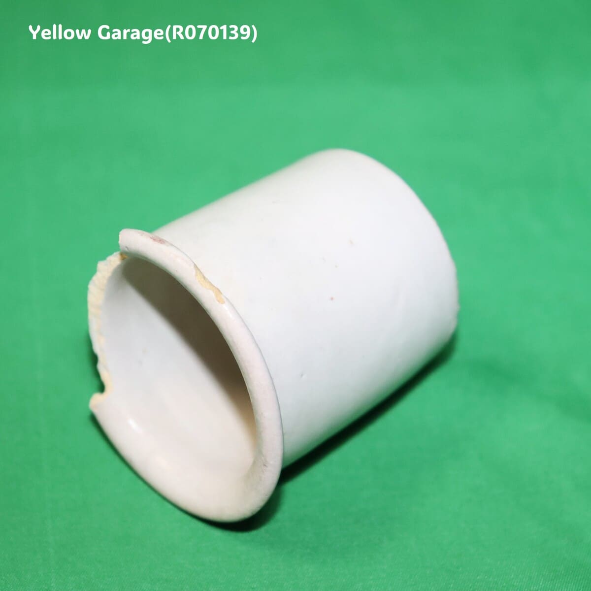 白釉の小さなアンティーク陶器ポット_拡大口左下