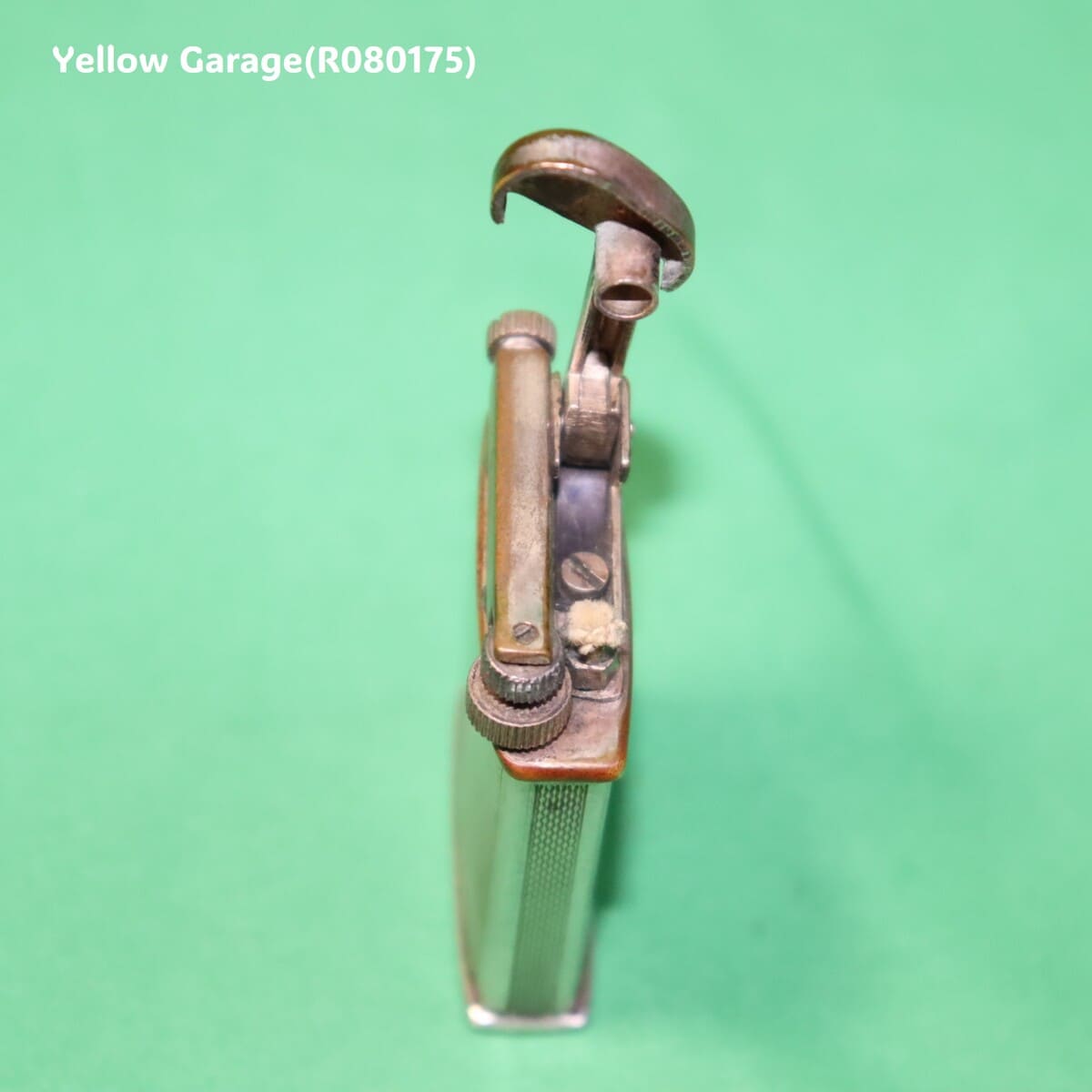 イギリス製のビンテージオイルライター＿正面縦開き