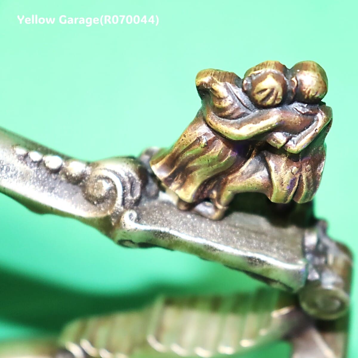 アンティーク 真鍮製ナッツクラッカー／抱擁する男女モチーフ