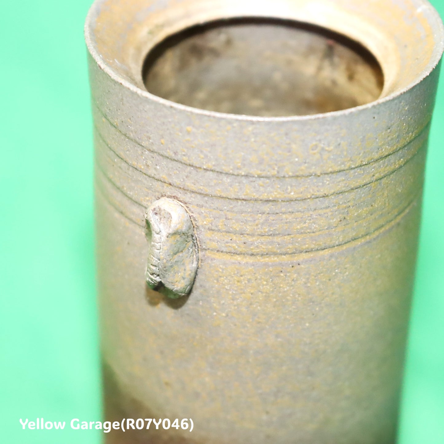 備前焼 花入れ（亀井勝 作 署名あり）高さ17cm