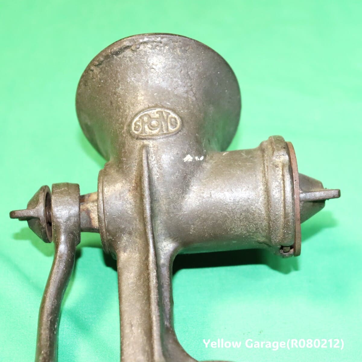 20世紀初頭の英国で使用されていたと考えられるSPONG（スポング）社製 アンティーク・ミートグラインダー＿アップ上