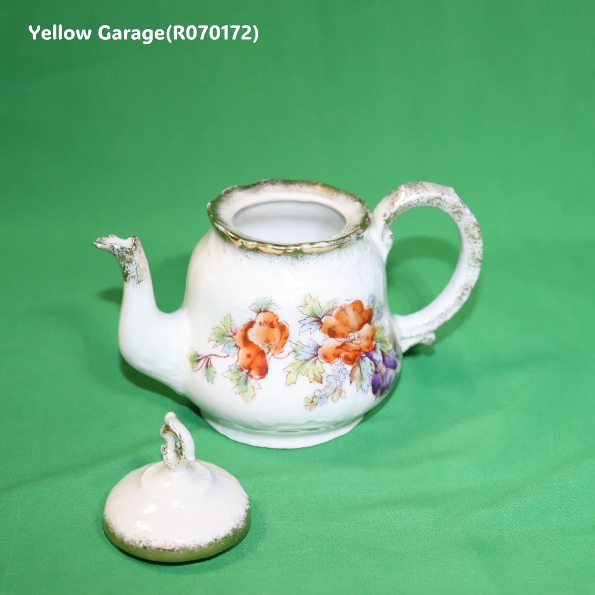 小振りなサイズが特徴のアンティーク・ティーセット＿ポット蓋取る