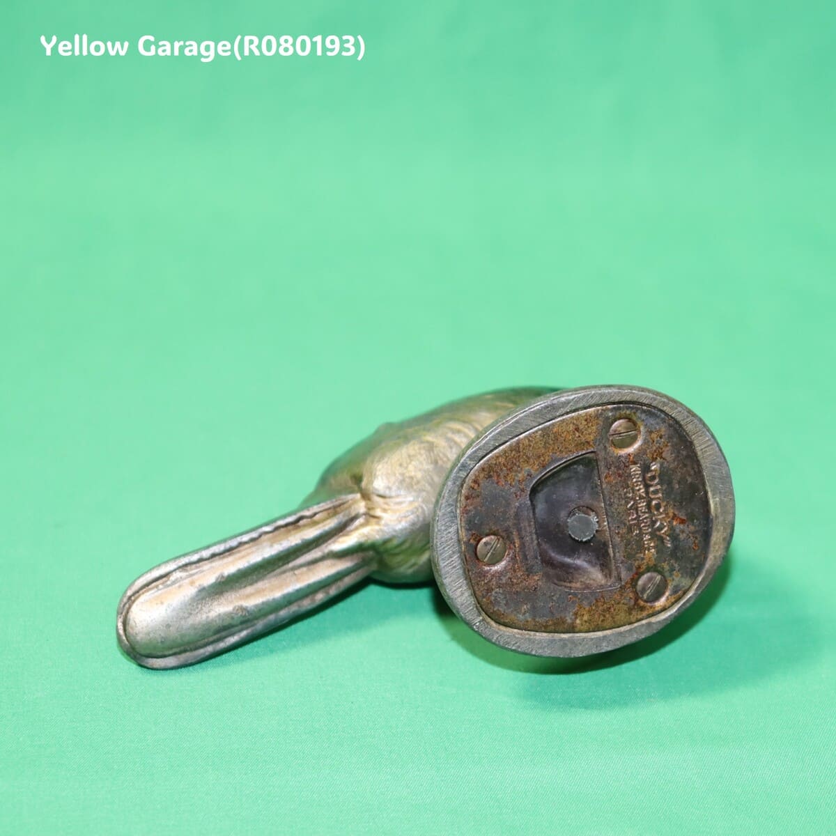 フランス・パリの老舗金物商 KIRBY, BEARD &amp; Co. によって製作されたアヒル（DUCK）をモチーフにした真鍮製ヴィンテージ・ボトルオープナー＿底左