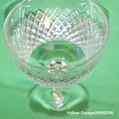 エドワーディアン様式（20世紀初頭）の影響を色濃く感じさせるアンティークのカットガラス製シャンパンクープ（ソーサー型グラス）＿アップ上から