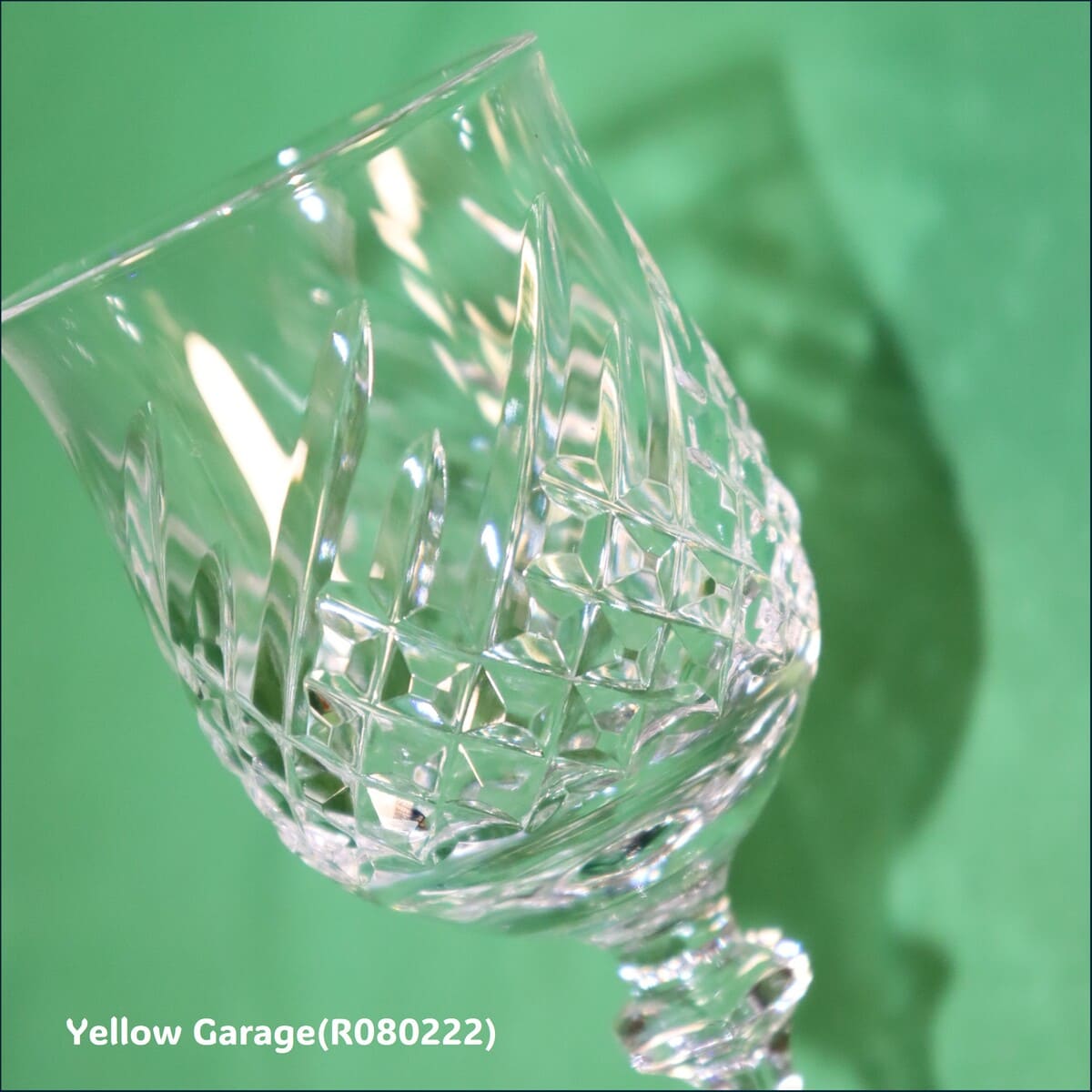 美しいカットが施されたアンティークのクリスタルワイングラス＿アップ左上横