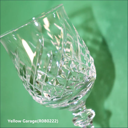 美しいカットが施されたアンティークのクリスタルワイングラス＿アップ左上横