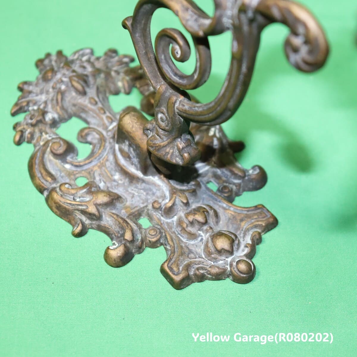 19世紀末から20世紀初頭にかけてヨーロッパ（おそらくフランスまたはイギリス）で製造されたと考えられるキャンドルスタンド＿台アップ左から