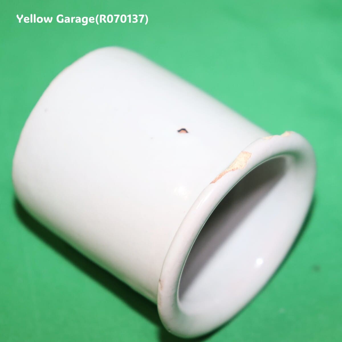 少量の薬品や軟膏の調合液体の計量に使われていたビーカー型の陶器容器‗口右下アップ