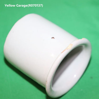 少量の薬品や軟膏の調合液体の計量に使われていたビーカー型の陶器容器‗口右下アップ