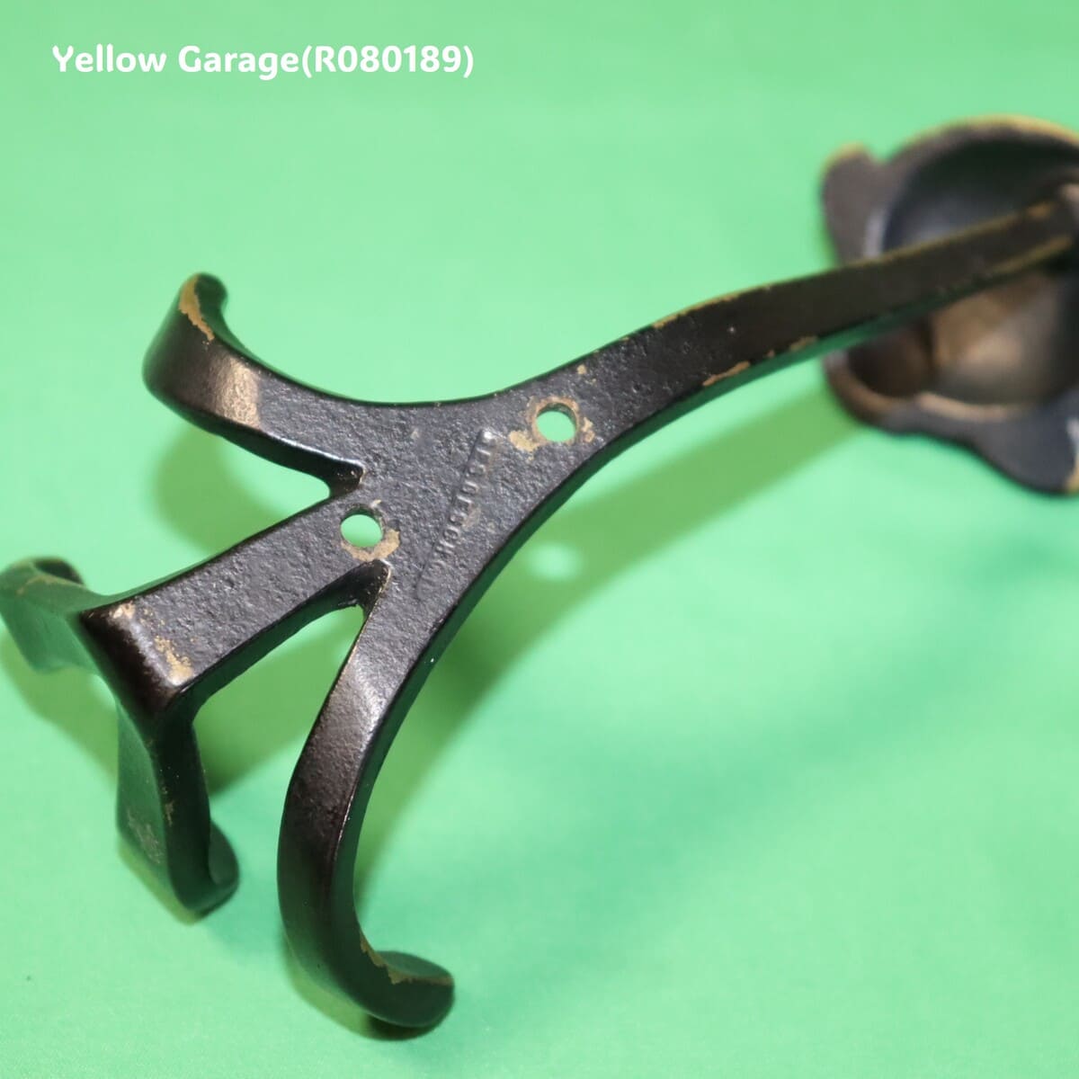 Walter Bosse（ウォルター・ボッセ）のヴィンテージ作品とされる猿をモチーフにした真鍮製のウォールフック（コートハンガー）＿底から裏右上