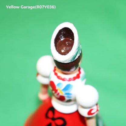 【ハンガリー製 ハンドペイント木製人形】民族衣装デザインのミニコンテナ型人形（ヴィンテージ風）