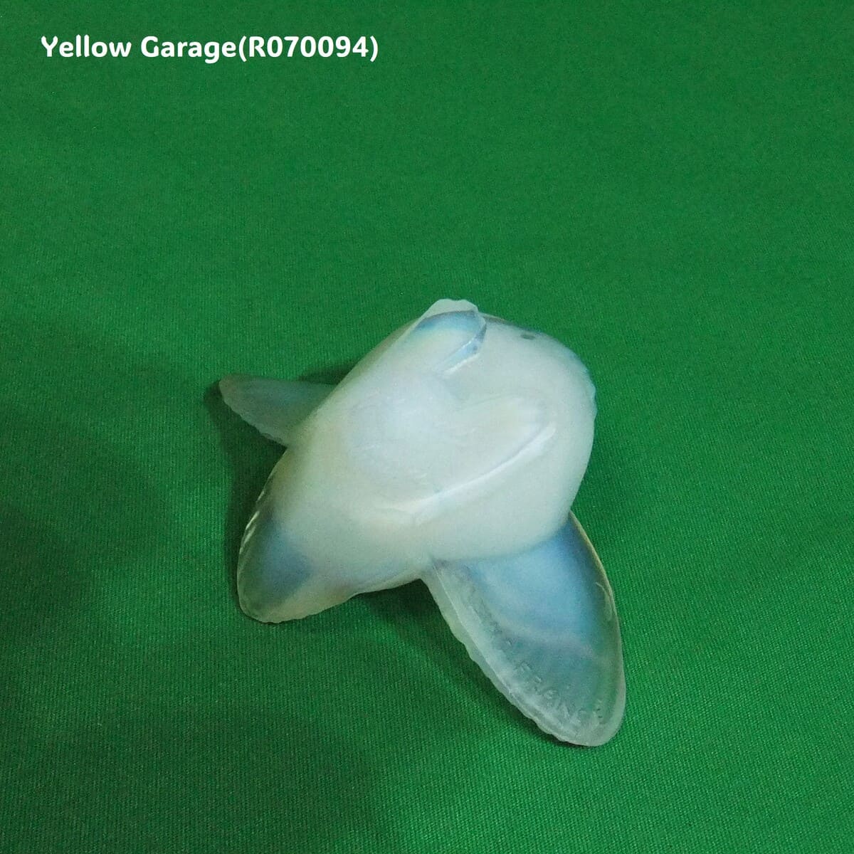 Sabino France製 オパルセントガラス小鳥像 “Oiseau aux Ailes Déployées”