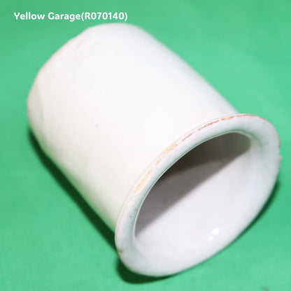 この小さな白釉の陶器容器は、手づくりならではの柔らかなゆらぎと経年による風合いが魅力のアンティークアイテムです_口右下大
