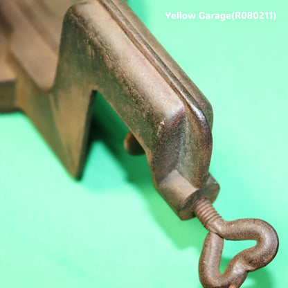 鋳鉄製の重厚な本体に手廻しハンドルとテーブル固定用クランプを備えたアンティークのグリーンビーンカッター（野菜裁断機）＿ネジ