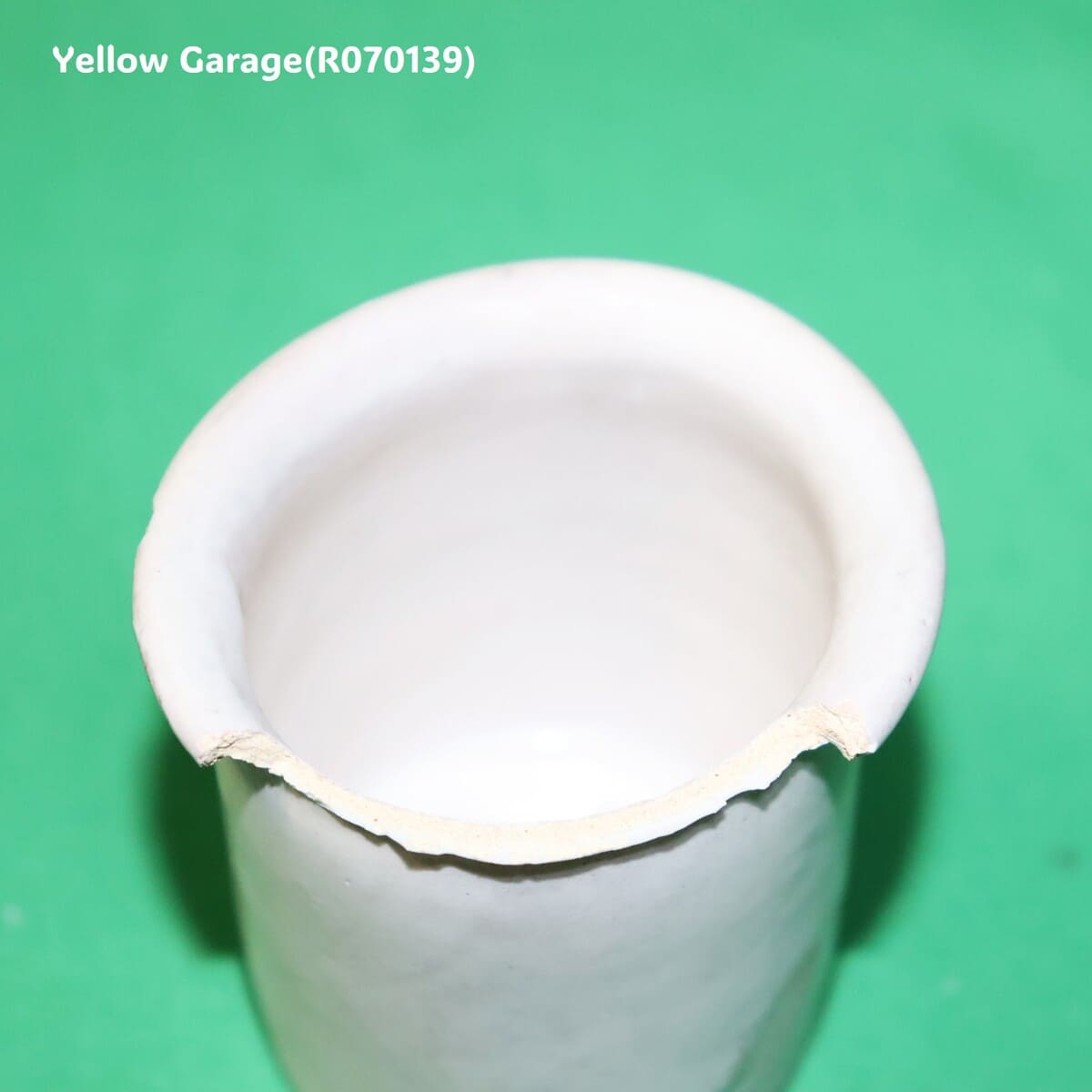 白釉の小さなアンティーク陶器ポット_超拡大傷