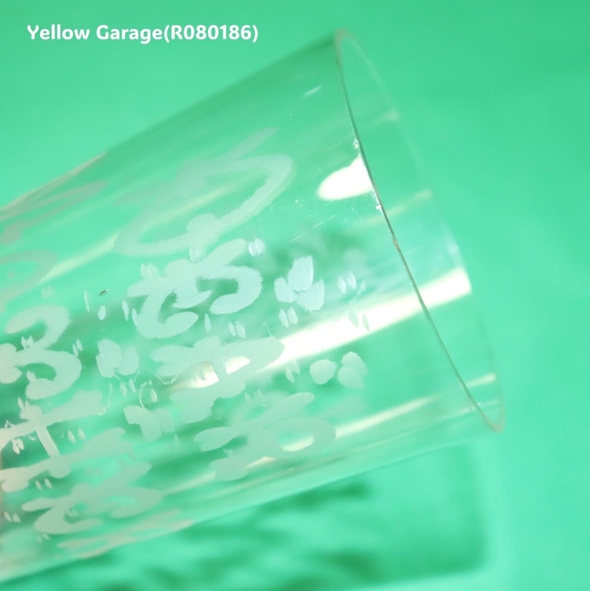 側面に “DEAR MOTHER”反対側に “LIZZIE” の文字がエッチングされたアンティークグラス_口超アップ