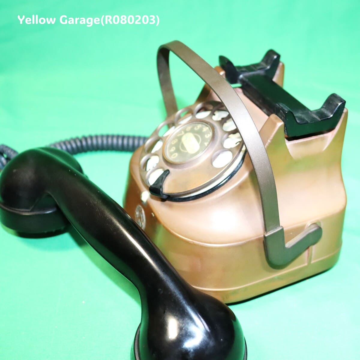 1950年代のベルギー製RTT（ベルギー国営電話会社）仕様のクラシカルなダイヤル式電話機＿ハンドル受話器・左下