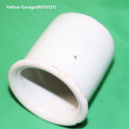 少量の薬品や軟膏の調合液体の計量に使われていたビーカー型の陶器容器‗口左下アップ