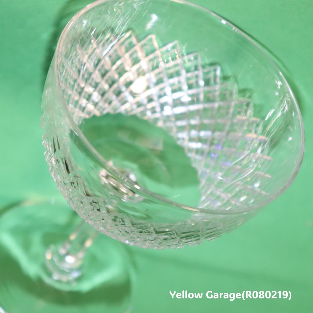 エドワーディアン様式（20世紀初頭）の影響を色濃く感じさせるアンティークのカットガラス製シャンパンクープ（ソーサー型グラス）＿アップ右上から