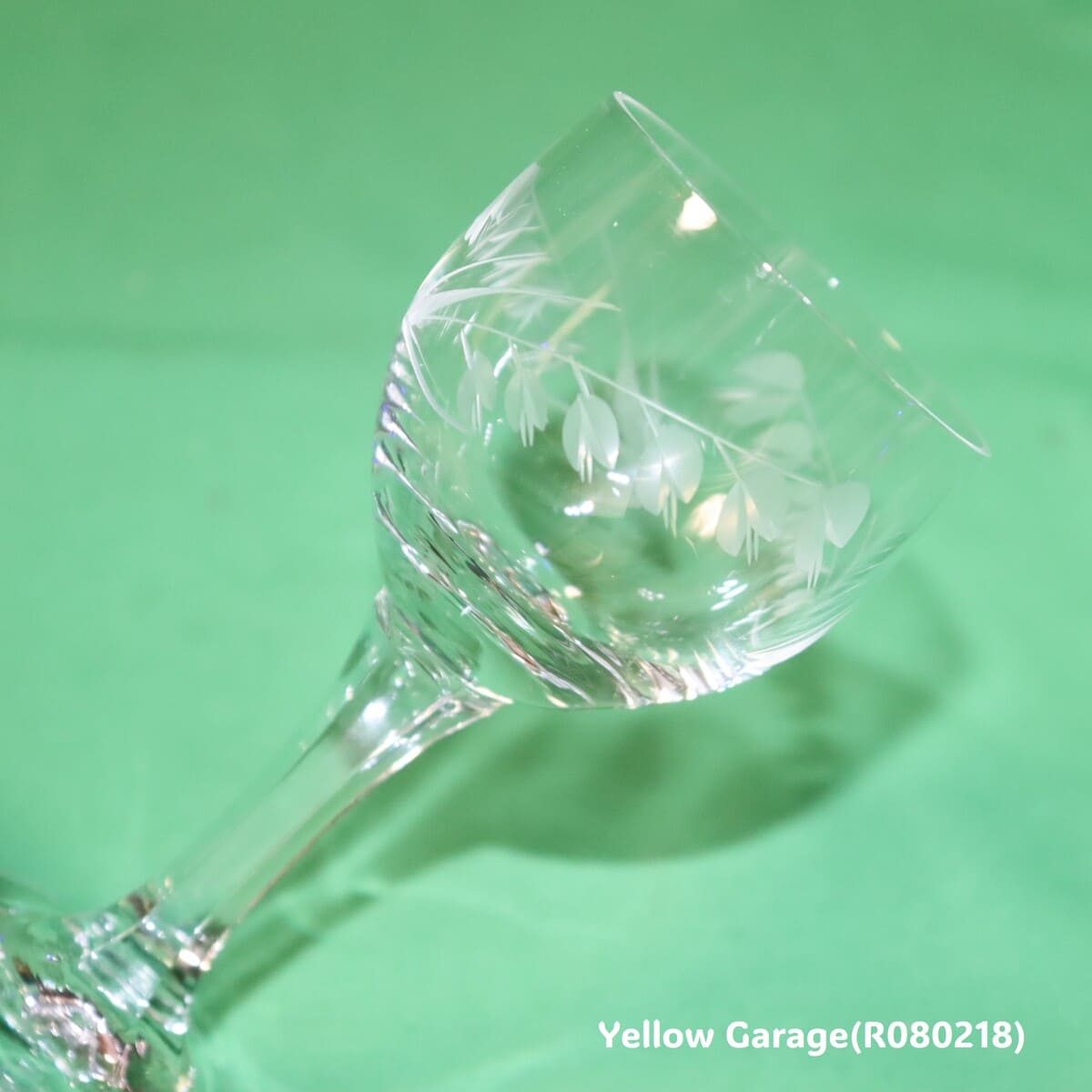 繊細なスズランと葉の文様がエッチングで施された脚付きの小さなグラス2客セット＿アップ右上